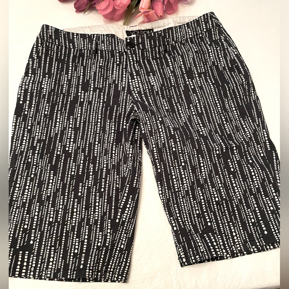 Volcom Size 7 board shorts in black & white strips with two usable side pockets